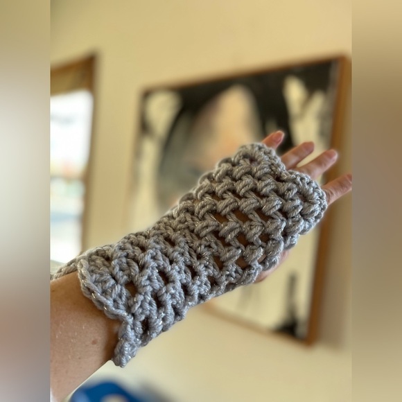 “ICE CASTLES” CROCHETED FINGERLESS GLOVES AND EAR WARMER SET - Picture 5 of 9